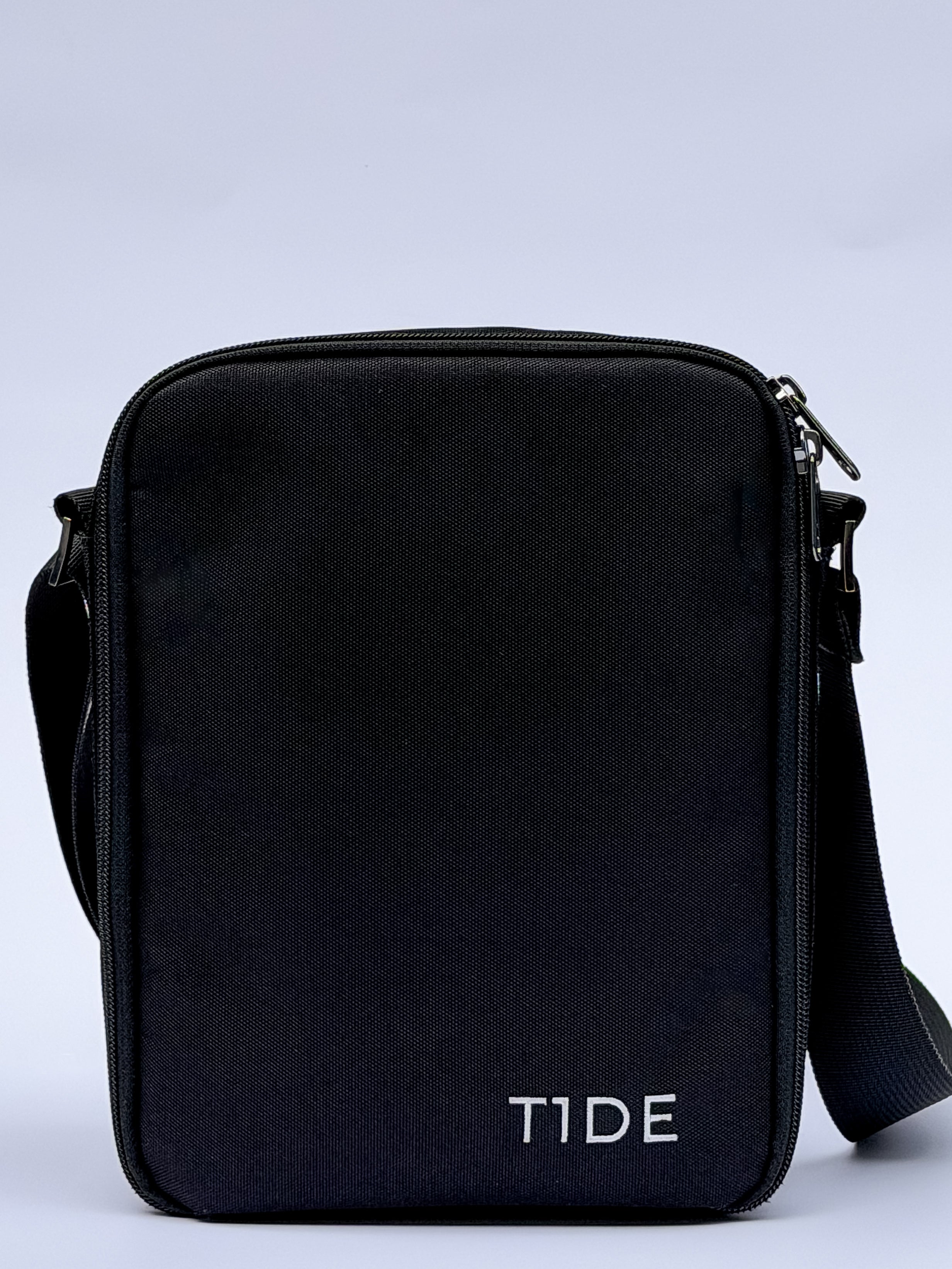 Insulated and stylish crossbody bag for people with diabetes with zipper compartments