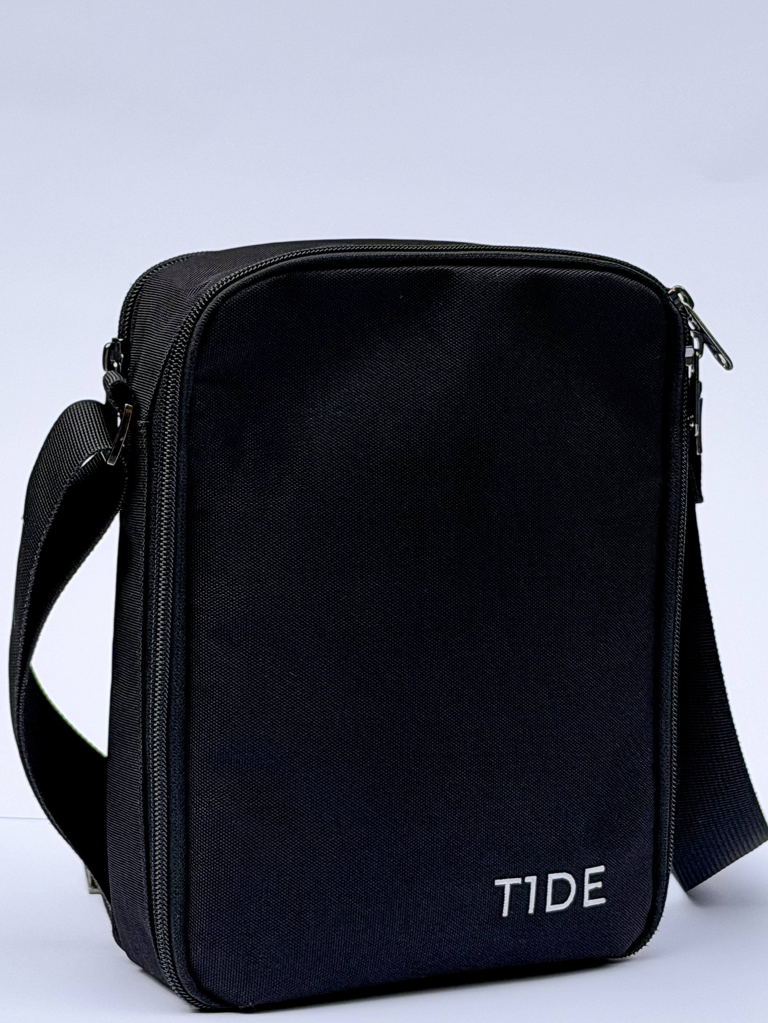 Insulated and stylish crossbody bag for people with diabetes with zipper compartments